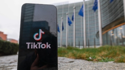 Η Κομισιόν στοχεύει το TikTok για τον εθιστικό σχεδιασμό του που βλάπτει κυρίως τα παιδιά