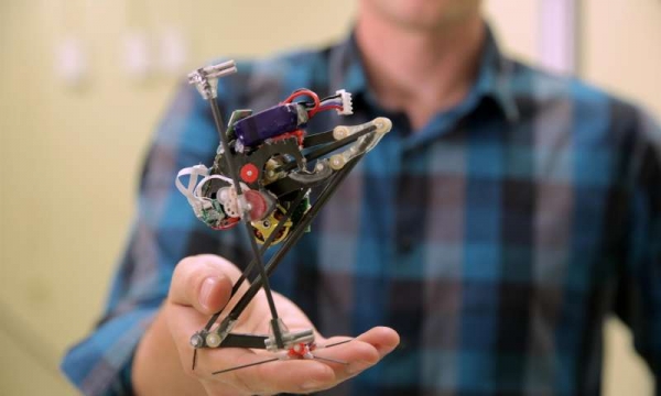 Μονοπόδαρο ρομποτάκι-σαλταδόρος κάνει άλματα αλά παρκούρ! (Video)