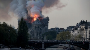 Πυρκαγιά στην Παναγία των Παρισίων: Αντιδράσεις θλίψης και αλληλεγγύης σε όλο τον κόσμο
