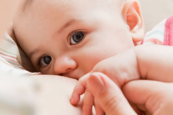 Τα παιδιά που έχουν αποκλειστικά θηλάσει, έχουν πιο υγιή χοληστερίνη στην εφηβεία