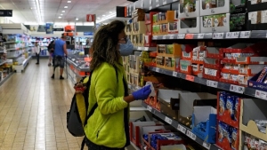 Υποχρεωτική από σήμερα η μάσκα στα σούπερ μάρκετ για καταναλωτές και εργαζόμενους