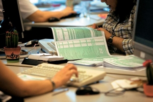 Νέα ευνοϊκή ρύθμιση για την εξόφληση χρεών προς την εφορία από μικροοφειλέτες