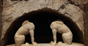 Στα άδυτα του ταφικού μνημείου του λόφου Καστά ξενάγησε η αρχαιολόγος Κατερίνα Περιστέρη εκατοντάδες θεατές