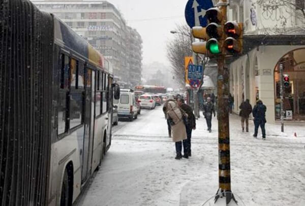 Στα 278 τα αστικά λεωφορεία του ΟΑΣΘ που κυκλοφορούν στους δρόμους, εκ των οποίων τα 50 με αντιολισθητικές αλυσίδες