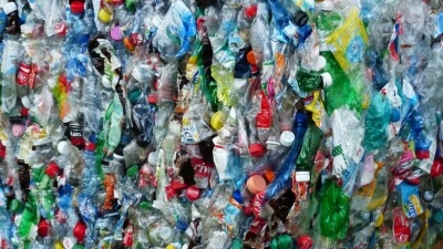 Δέσμη μέτρων κατά των πλαστικών προτείνει η Ευρωπαϊκή Επιτροπή