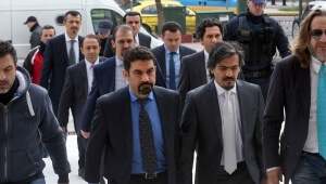 Υπό κράτηση παραμένουν θα παραμείνουν προς το παρόν οι οκτώ Τούρκοι στρατιωτικοί, στο πλαίσιο της διοικητικής διαδικασίας ασύλου