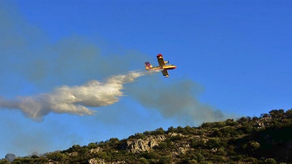 Συνεχίζεται η μάχη με τις φλόγες στην Κασσάνδρα Χαλκιδικής