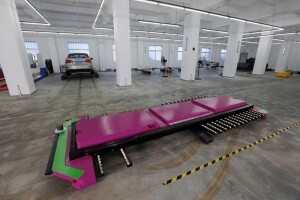 Κινεζικό ρομπότ-παρκαδόρος αναλαμβάνει να παρκάρει το αυτοκίνητό σας (κουβαλώντας το στις «πλάτες» του!)