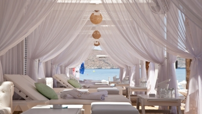 Τέλος στη μάχη...για μια θέση στην ξαπλώστρα υπόσχεται η εφαρμογή Plazz