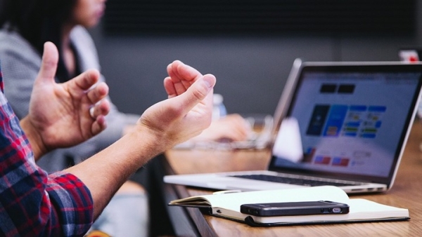 Περιορισμένο είναι το ποσοστό των μικρομεσαίων επιχειρήσεων που επενδύει σε νέες τεχνολογίες